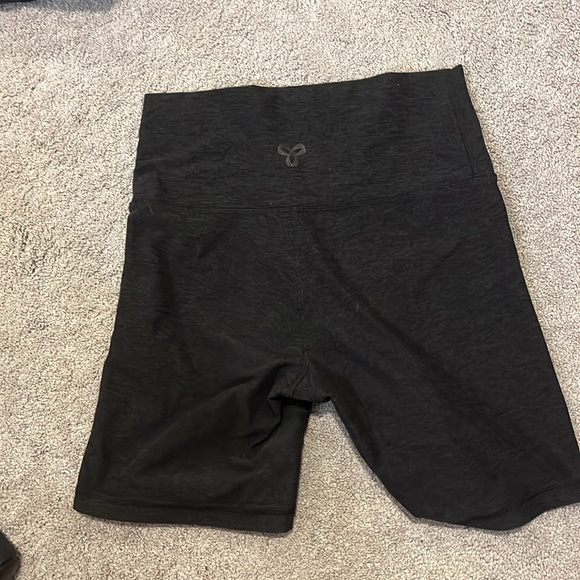 Aritzia biker shorts 6 inch - Picture 2 of 3